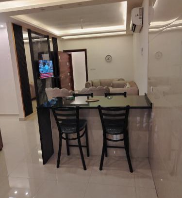 Amman Apartment | طبربور خلف صالة ليالي الشرق مفروش طابق ثاني ثلاث غرف واحده ماستر سته اسره ثلاث حمامات صاله ضيوف ومطبخ مفتوح على بعض مصعد