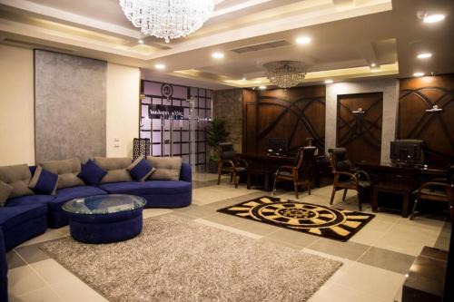 6th of October City Hotel | فيلات Qrm Travel علي المحور واركان بلازا الشيخ زايد و المهندسين