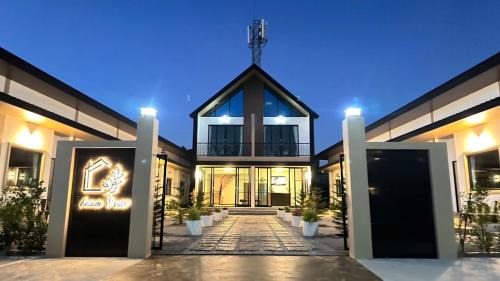 That Phanom House | บ้านโอบอ้อม