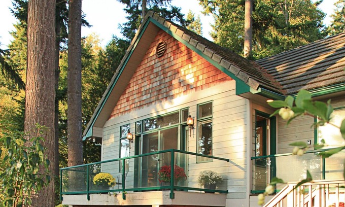 Clinton Cottage | ღ*¨*✶.¸ Romantic /Jetted Tub /Deck /SLEEPS 5 *`*✶.¸.ღ