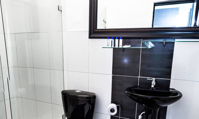 Zona Rosa Hotel | 【ᴘʀɪᴠᴀᴛᴇ ʙᴜɪʟᴅɪɴɢ 𝟏𝟖ʙᴅ/5ᴊᴀᴄᴜᴢᴢɪ ᴀᴛ ʟʟᴇʀᴀꜱᴘᴀʀᴋ】
