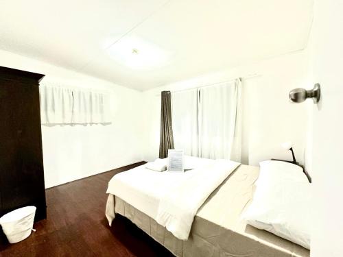 Upper Mount Gravatt House | 凤凰树下英式房