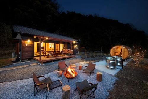 Kimitsu House | 星が降りそそぐVilla 都心から70分 にぎわいOK完全プライベート空間 吹抜けサウナ 最大8名 雨でもBBQ 天体観測 田園が広がるぽつんと宿