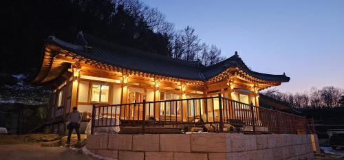 Seolcheon-myeon Cabin | 완주의봄 한옥독채펜션 황토방과 찜질방 사우나