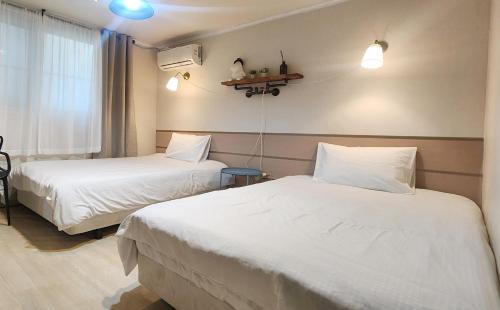 Sinchon-dong Apartment | 창천동 The Art House #Yeontral park #5min to Hongdae stn