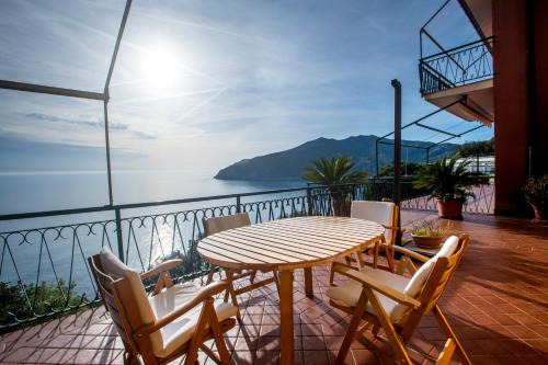 Moneglia Apartment | 080 - La Villa storica Il Vigneto 45b, Terrazza sul Mare - Parcheggio privato GRATIS
