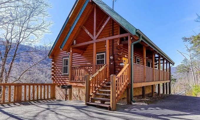 Gatlinburg Cabin | 1.1 Mi to DT Gtlbg* MtnView*HotTub*Arcade*GSMNP