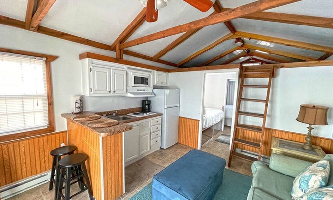 Tavernier Boat Rental | 1.5 Bedroom, 1 bath with back deck. Pet friendly with 2 Queen and 2 twin beds.