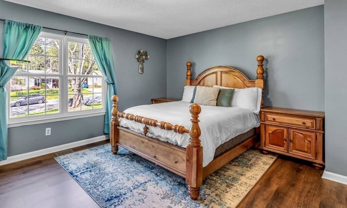 Kernersville House | 1.5 Miles to dwntwn, Beautiful 3bd, Huge 2 car gar