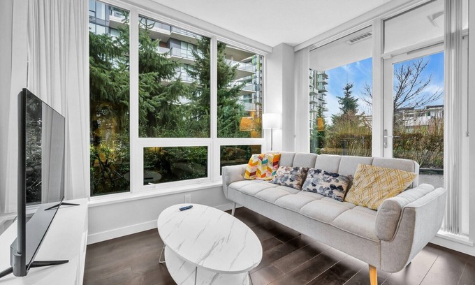 Vancouver Apartment | 1-BDR&1-Bath | 800 sq.ft | AC | Free WiFi & Parking | Quiet Neighbor