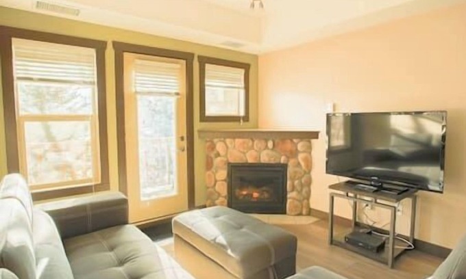 East Kootenay Apartment | 1 BDRM Condo - Great location - Hot tub and pool
