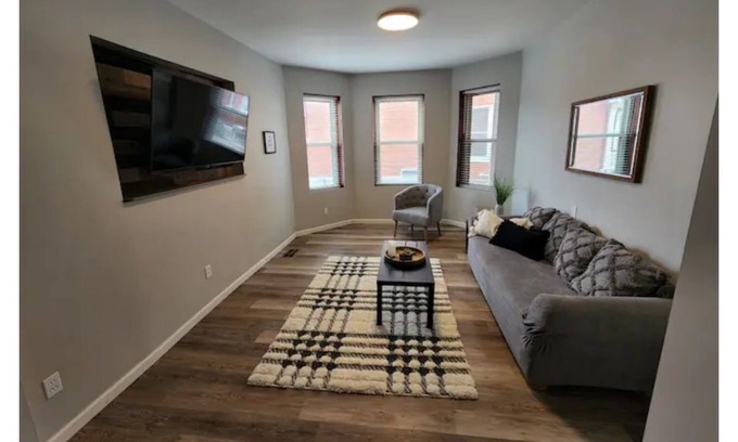 Quincy Apartment | 1 Bed Apt w/W&D, 1 block to Hospital wifi, parking