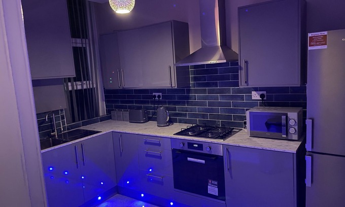 Bradford Apartment | 1 Bed Flat - Sleeps 2 - Hot Tub - Parking - Wifi