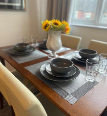 South Shields Apartment | 1 Bed Flat - Sleeps 3 - Parking - Wifi - Garden