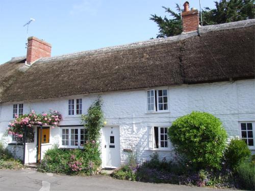 Burton Bradstock House | 1 Bed in Burton Bradstock DC016