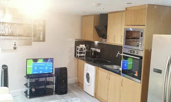 Greenhithe Apartment | 1-Bed Suite - Sleeps 3 - Parking - Near Bluewater