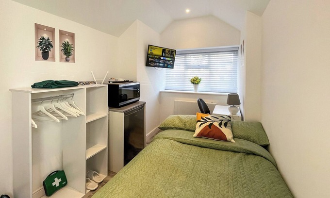Carshalton South and Clockhouse Cottage | 1 bedroom accommodation in Carshalton