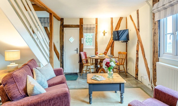 Hay-on-Wye Cabin | 1 bedroom accommodation in Ridgeway Cross, near Malvern