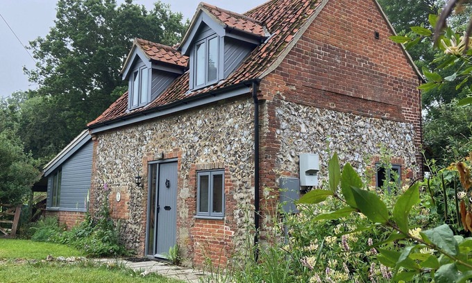 Irstead Cottage | 1 bedroom accommodation in Little Haubois, near Norwich