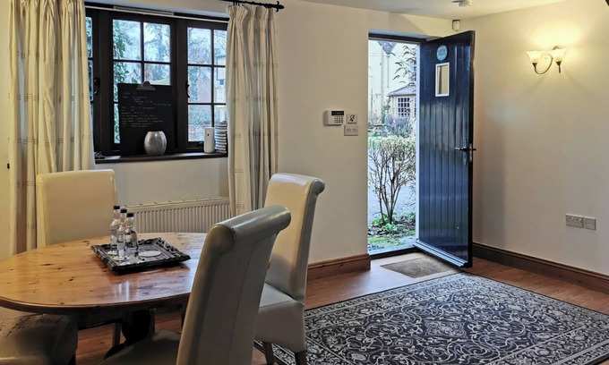 New Forest District Cottage | 1 bedroom accommodation in Damerham, near Fordingbridge