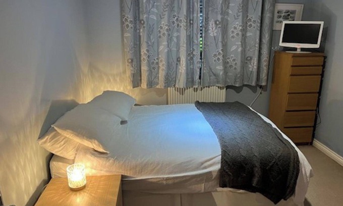 Copthorne Apartment | 1 Bedroom Apartment Sleeps 2 - Pets Welcome - Tv