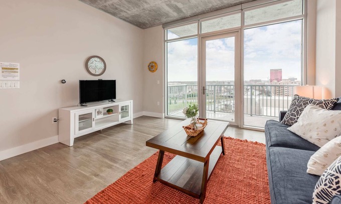 Second Ward Apartment | 1 Bedroom Apartment in Uptown - Great location