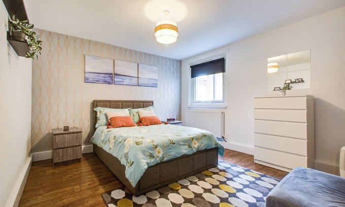 Tower Hamlets Apartment | 1 bedroom apartment in Mile End