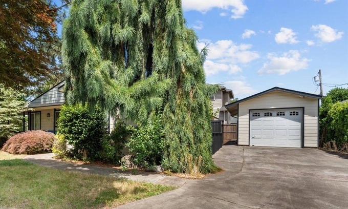 Reed Apartment | 1 Bedroom Basement Apartment Across from Reed College Campus