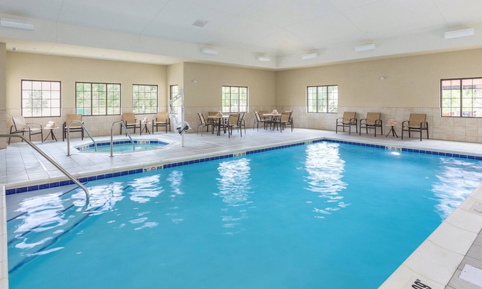Canton Condo | 1 Bedroom | Breakfast Buffet. Pool & Hot Tub
