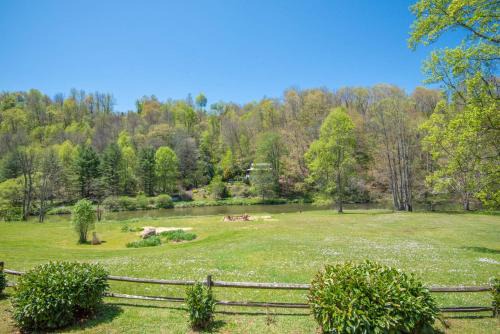 West Jefferson House | 1 Bedroom Cabin Overlooking New River- Sleeps 4, Dogs OK, Fire Pit & More