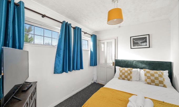 Aylesbury Apartment | 1 bedroom flat Aylesbury, Private Parking, Fowler rd