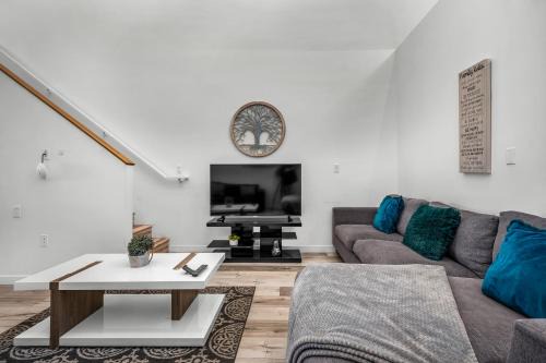 Wilshire Apartment | 1-Bedroom Lofts in Hollywood Modern Design, Balcony, Parking & Hollywood Sign