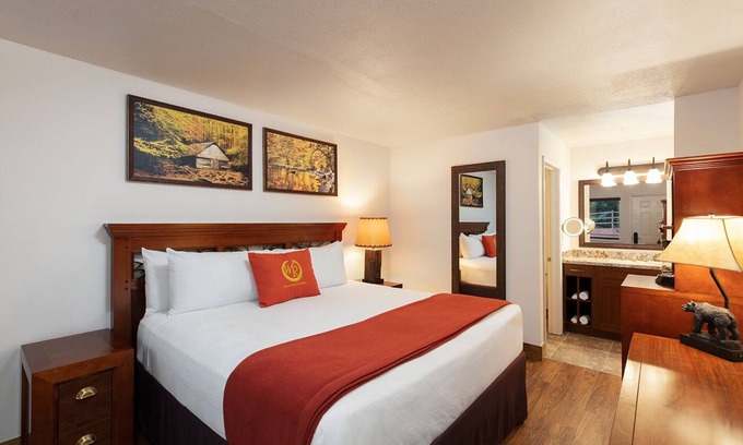 Branson Resort | 1 bedroom resort in charming Branson Woods with large rooms and activities