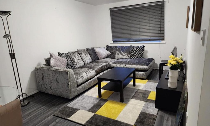 West Thurrock Apartment | 1 bedroom service apartment with Netflix