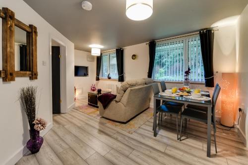 Wigan Apartment | 1 Bedroom Swinley Apartment l Free Parking l Wigan Royal Infirmary l Haigh Hall l Central Location