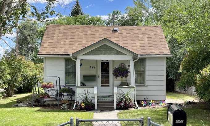 Riverton House | 1-bedroom vacation home in a quiet neighborhood just 4 minutes to the Wind River