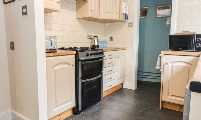 St Boswells Cottage | 1 BLINKBONNY COTTAGES, pet friendly, with open fire in St Boswells