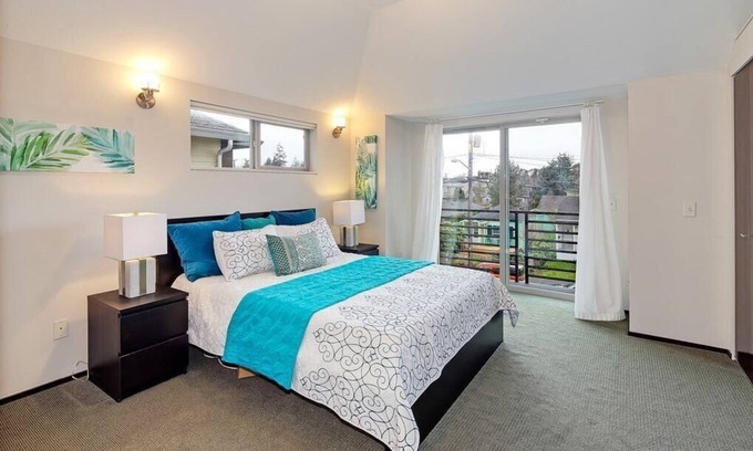 Alki House | 1 block from the Beach! Clean&Modern 3BR Townhouse
