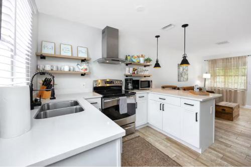 New Port Richey House | 1 block to dwnt 7min beach King bed Free parking