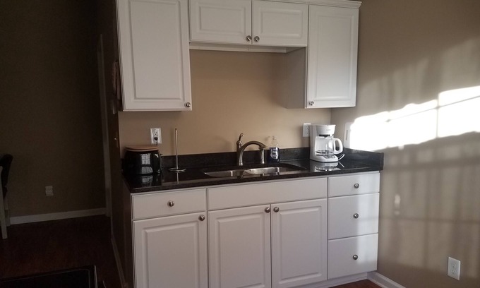 Bluff City Apartment | 1 BR 1 Bath Upstairs Apartment