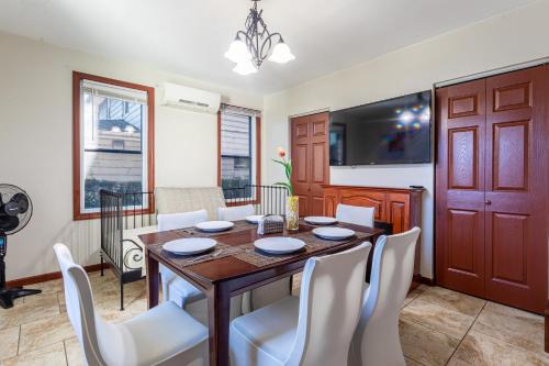 Hillside House | 1 Bus Stop from Time Square-EWR Airport Room-Free Parking