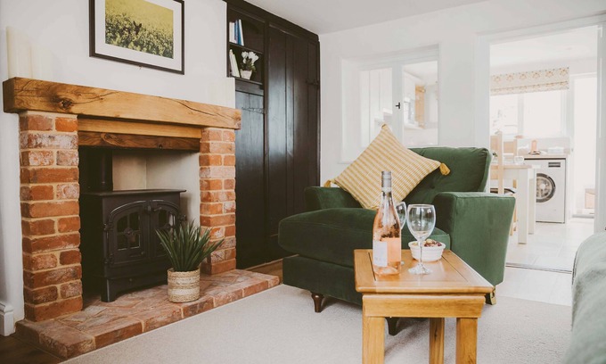 Woodbridge Cottage | 1 Chantry Cottage - sleeps 3 guests in 2 bedrooms