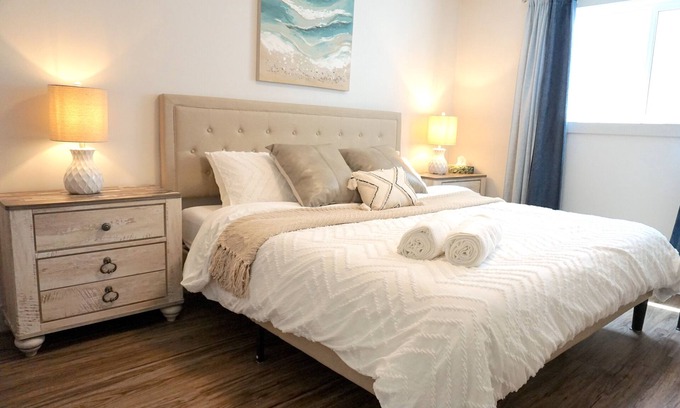 Okanagan-Similkameen Apartment | 1 King bed + SofaQueen, Entire nsuite, By the Beach, Casino, Arena, kids parks.