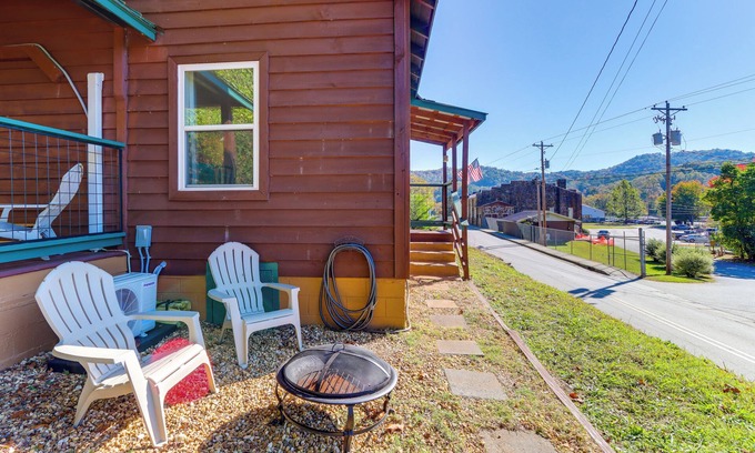 Murphy Cottage | < 1 Mi to Dtwn: Pet-Friendly Cabin in Murphy!