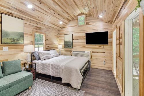 Byrdstown Apartment | 1 Mi to Lake Charming Byrdstown Retreat with Deck!