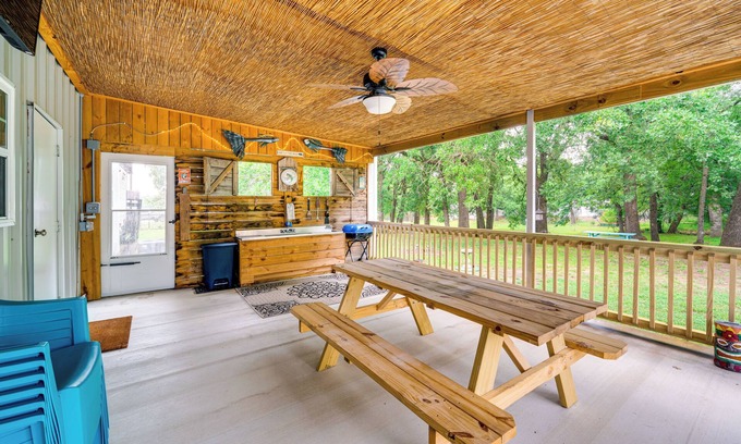 Kingston House | 1 Mi to Lake Texoma Access: Home w/Deck