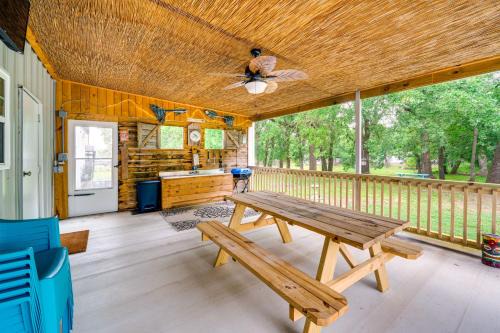 Kingston House | 1 Mi to Lake Texoma Access Home with Deck