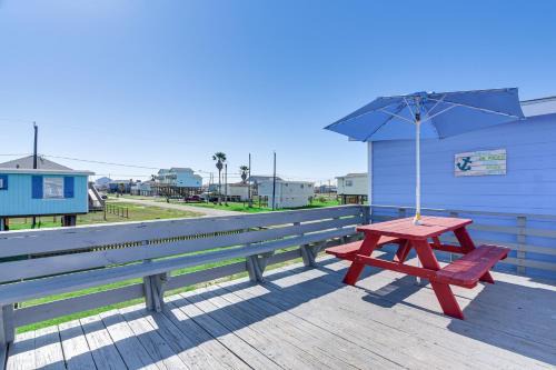 Surfside Beach House | 1 Mi to Surfside Beach BBQ-Ready Home in Freeport