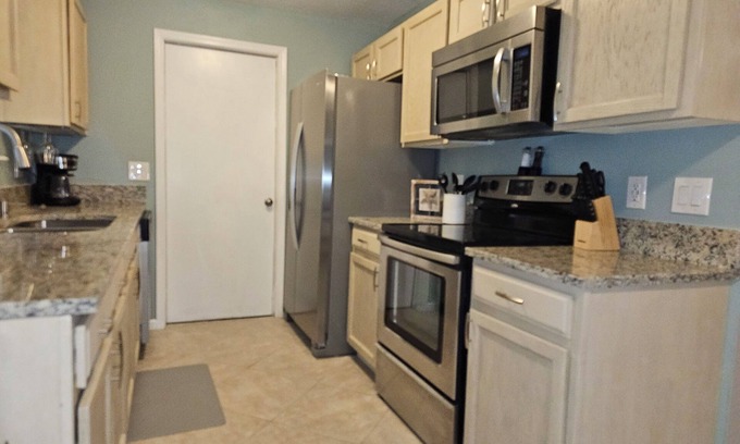 Isle of Palms House | 1 mile from MAYO CLINIC, 3 miles to the beach! 3 beds/2 bath fully furnished!