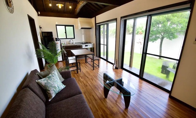 Imadomari Resort | 1 min. to the beach*10 min. to Churaumi Aquarium*2 parking spaces*Max 6 people*Parasol BBQ set in the garden [Imadomari Residence